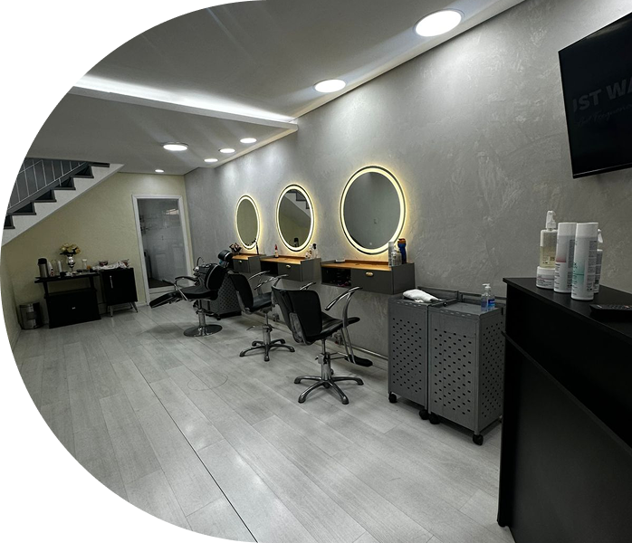 Mulher com maquiagem profissional - Pérola Beauty Home